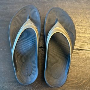 Oofos- ooriginal sandal - black - size 7